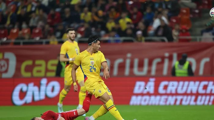 Aplaudat de tribună, respins de peluză: Lisav Eissat a fost contestat de ultrașii de la Uniți Sub Tricolor pe „modelul Camora”. Așa a trăit fundașul cu mamă româncă și tată israelian debutul la națională