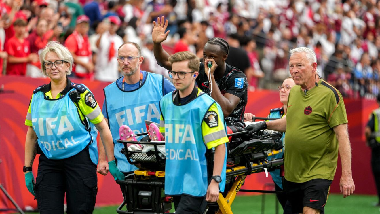 Accidentare horror la Canada - Qatar 6-0! A încheiat Cupa Mondială! „S-a auzit când s-a frânt osul”