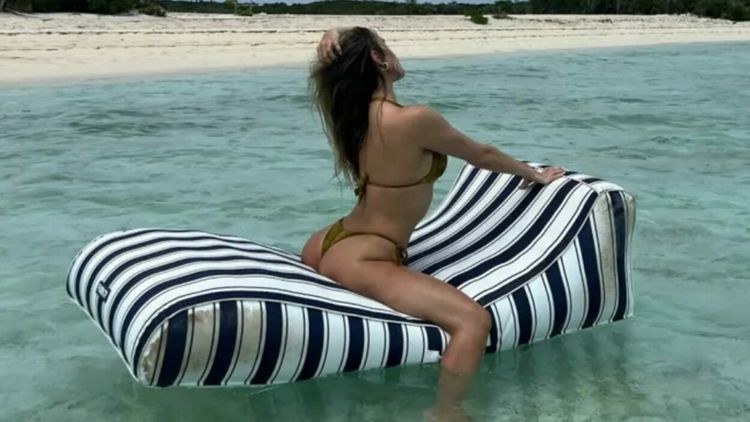 Cea mai sexy voleibalistă și-a luat un costum de baie minuscul și a mers pe plajă pentru o ședință foto memorabilă