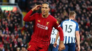 FOTO | Cristiano Ronaldo, ironizat pe covorul roșu de Virgil van Dijk la gala Balonului de Aur 2019: "Era rivalul meu?"