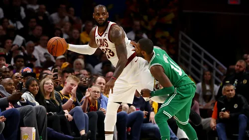 A început una din cele mai așteptate competiții din lume! Disputa LeBron James vs Kyrie Irving s-a încheiat cu o îmbrățișare, iar campioana en-titre a primit o primă lovitură chiar la primul meci al sezonului NBA