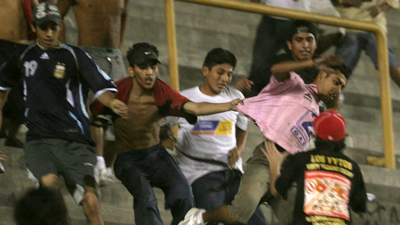 8 arestați și 9 polițiști răniți, în urma incidentelor dintre fanii unei echipe din Peru