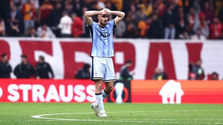 Atât de rău a ajuns Radu Drăgușin după doar un meci slab! A fost desființat și luat la mișto în meme-uri, după evoluția lamentabilă cu Galatasaray