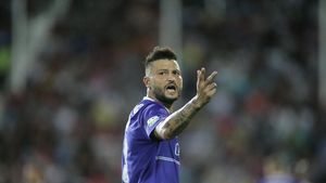 Gest golănesc făcut de un jucător de la ACS Poli față de un copil de mingi. Faza s-a văzut în direct