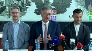 În spatele cortinei, la Dinamo, se pregătește planul B. Red&White vrea să-l schimbe pe Andrei Nicolescu din funcția de administrator special cu un coleg din acționariat. Perdea de fum sau un pas în spate pentru fostul șef de la Rapid? EXCLUSIV