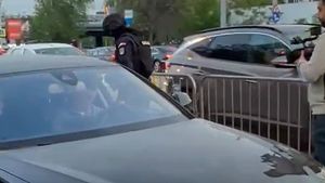 Mașina fotbalistului de la Rapid, controlată la sânge la intrarea în stadion! Pentru jandarmi nu a contat cine era la volan