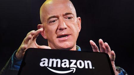 Jeff Bezos, fondatorul Amazon, negociază pentru a deveni acționar la Liverpool