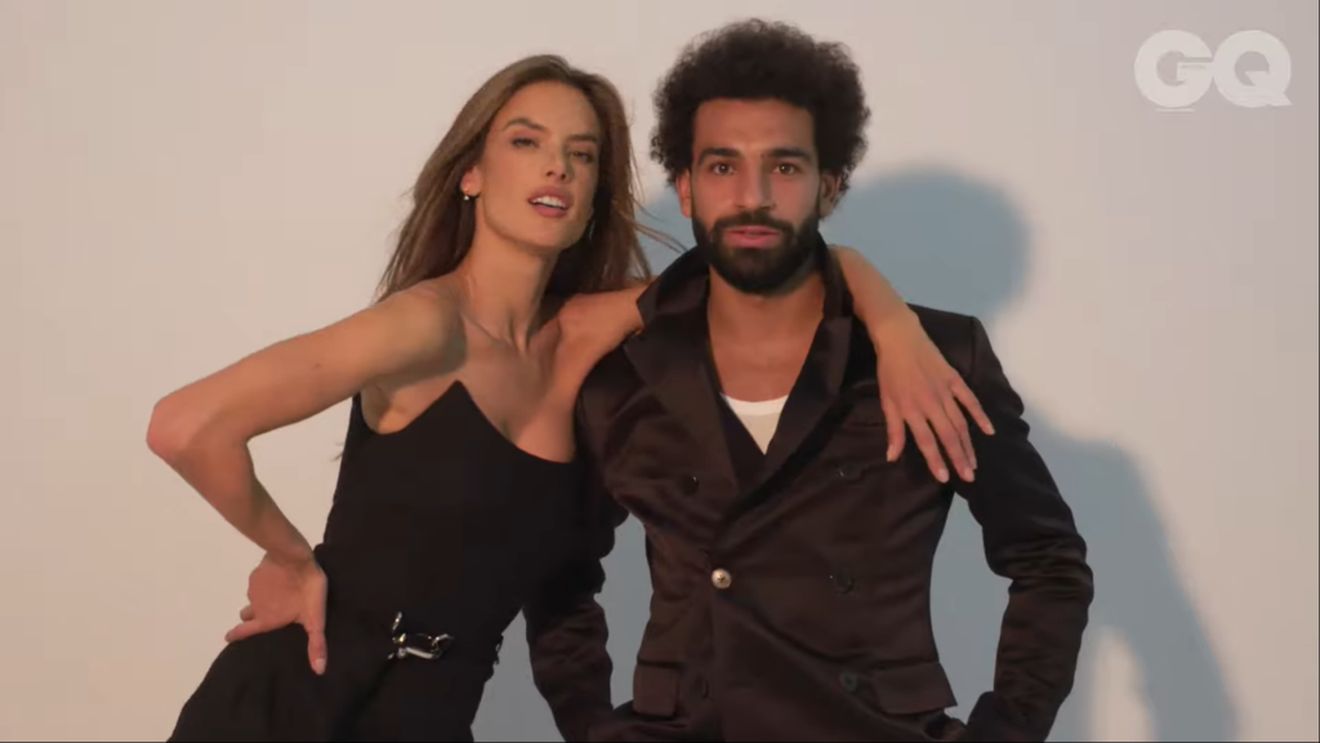 Mohamed Salah și-a șocat fanii: "E obscenitate publică". Imaginile în care fotbalistul apare alături de o femeie au stârnit controverse VIDEO