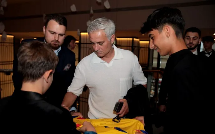 La 4 zile după ce-a fost la București, Mourinho a spus ”DA”. Cu cine a bătut palma