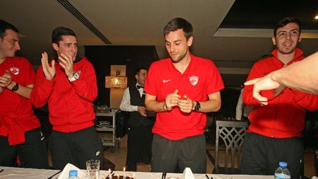 FOTO Dinamoviștii au încheiat cantonamentul din Antalya cu o petrecere. Munteanu, Bărboianu și Bilinski au fost sărbătoriții zilei 