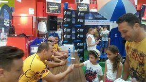 FOTO | Jucătorii naționalei de rugby și-au întâlnit fanii în Mall: "Trebuie să ai caracter și tărie să poți intra pe teren, să intri în contacte, să riști o accidentare gravă"  