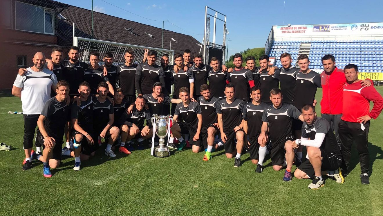 În sfârșit! După câteva zile petrecute cu familia Leasă, Cupa României a ajuns la FC Voluntari. Evenimentul, salutat pe Facebook cum se cuvine: "Alb-vișinii au adus trofeul"