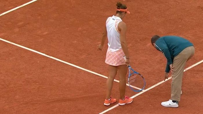 Irina Begu, contrariată de deciziile arbitrului în meciul cu Simona Halep de la Roland Garros. Cum a reacţionat în două momente controversate | GALERIE FOTO