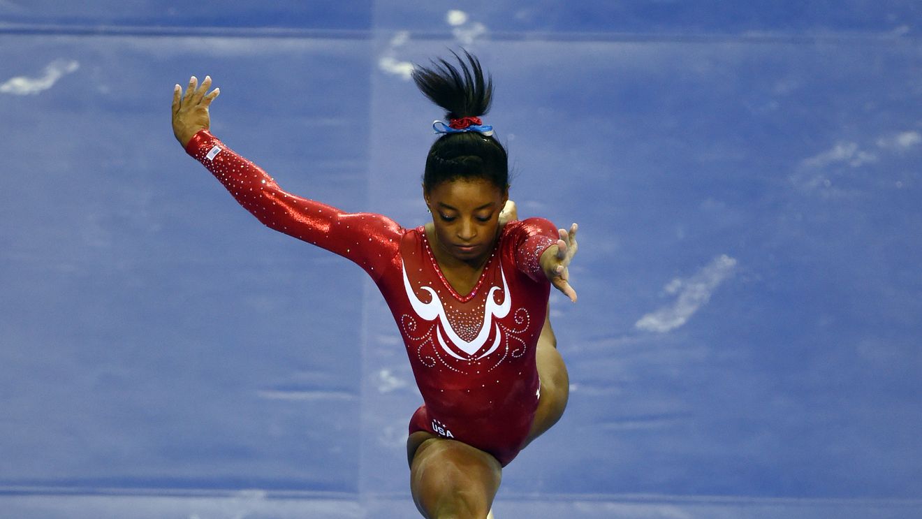 Gimnasta-fenomen revine. Simone Biles a recunoscut la ceremonia de introducere în Hall of Fame că se antrenează din nou, după un an de pauză. SUA și-a stabilit echipa pentru Mondialele din 2017, de la Montreal