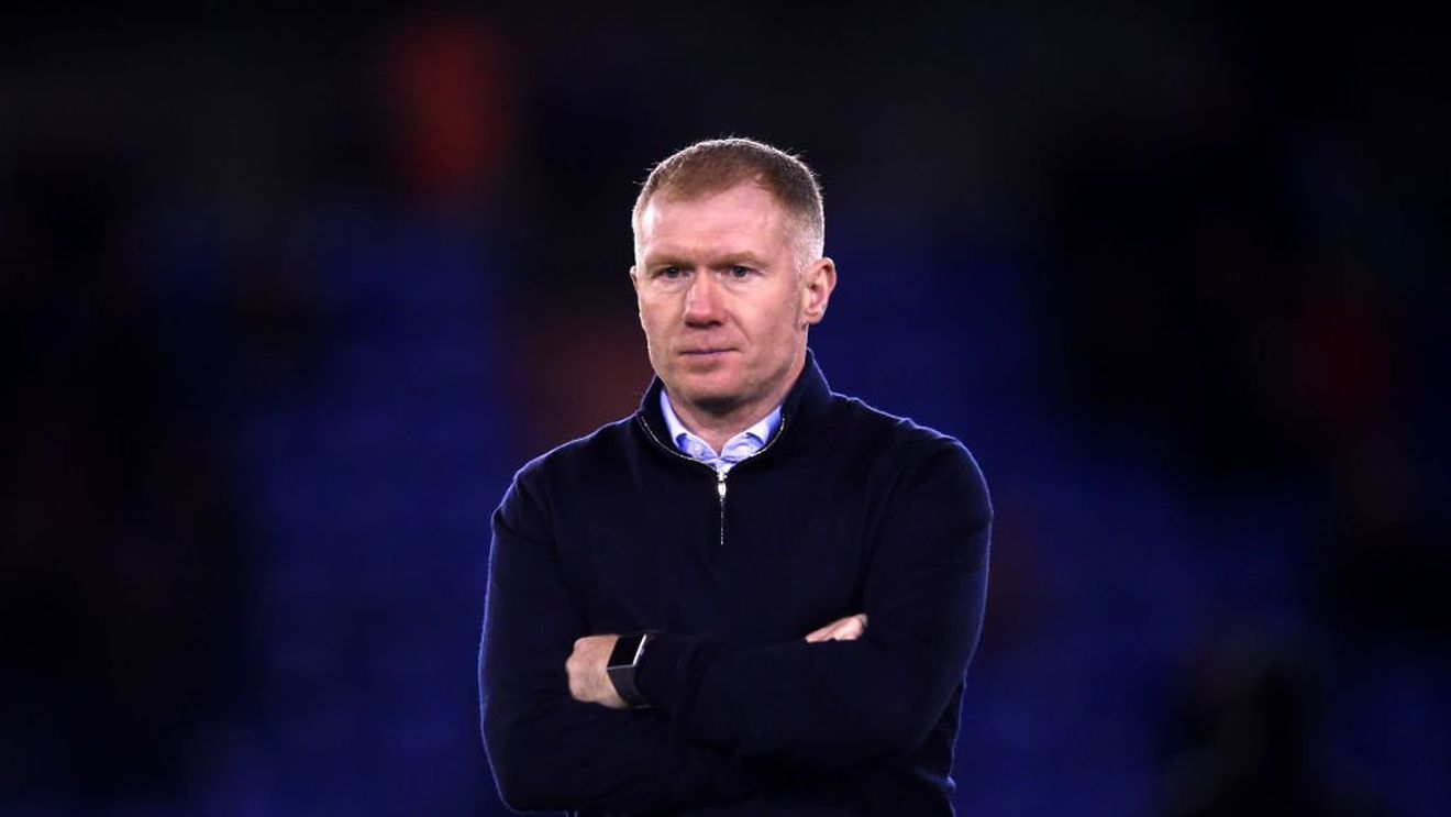 Prima experiență pentru antrenorul Paul Scholes s-a încheiat prematur: a demisionat după 5 meciuri. Un fost jucător din Liga 1 a avut onoarea de a lucra cu legenda lui Manchester United
