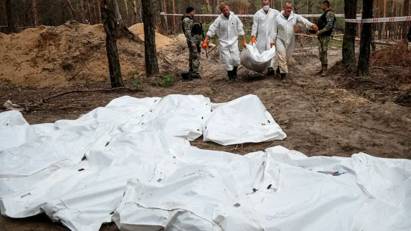 Cadavre cu mâinile legate și cu frânghie în jurul gâtului au fost găsite în cimitirul Izium din Ucraina. O  familie, inclusiv un copil mic, se află printre sutele de victime găsite