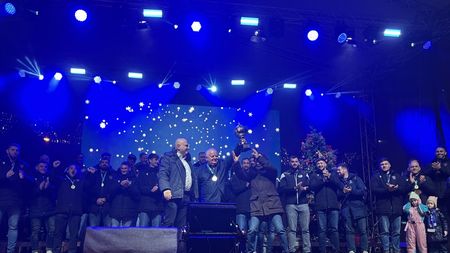 Moș Crăciun a venit mai devreme la Timișoara, cu trofeul Cupei României la rugby, prezentat la tradiționalul târg festiv de sezon