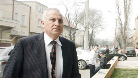 "Bine că nu l-am sunat!** Poate mă trezeam cu un glonț în cap de la mafiotul ăla!"