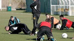 Șumudică și băieții lui se țin de "maimuțăreli" în Antalya!** Antrenorul a dezvoltat tactica prin care FC Brașov va avea mereu superioritate :)