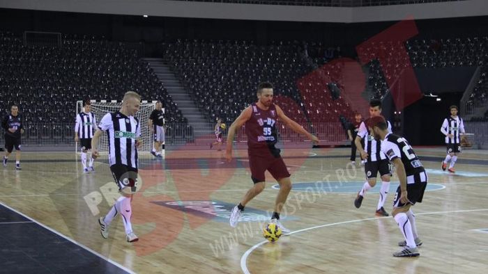 FOTO | Ca-n curtea școlii. Fotbaliștii și baschetbaliștii de la "U" s-au distrat într-o sală de 17 milioane de euro