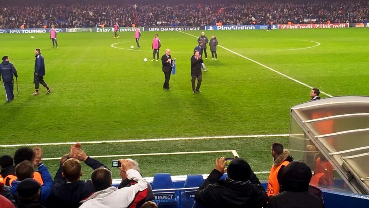 FOTO: Moment superb la pauza meciului Chelsea - Steaua! Tot stadionul s-a ridicat în picioare pentru un român! Ce s-a întâmplat