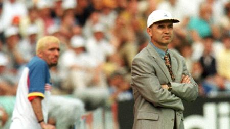 Cum şi-a făcut apariția Anghel Iordănescu, la o zi după ce a împlinit 75 de ani, la FCSB - Dinamo. A adoptat look-ul din Franța 1998