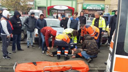 VIDEO | Lupte de stradă în Arad, înainte de UTA - ASU Poli Timișoara. Un fan al echipei UTA a fost lovit în cap cu un telescop 