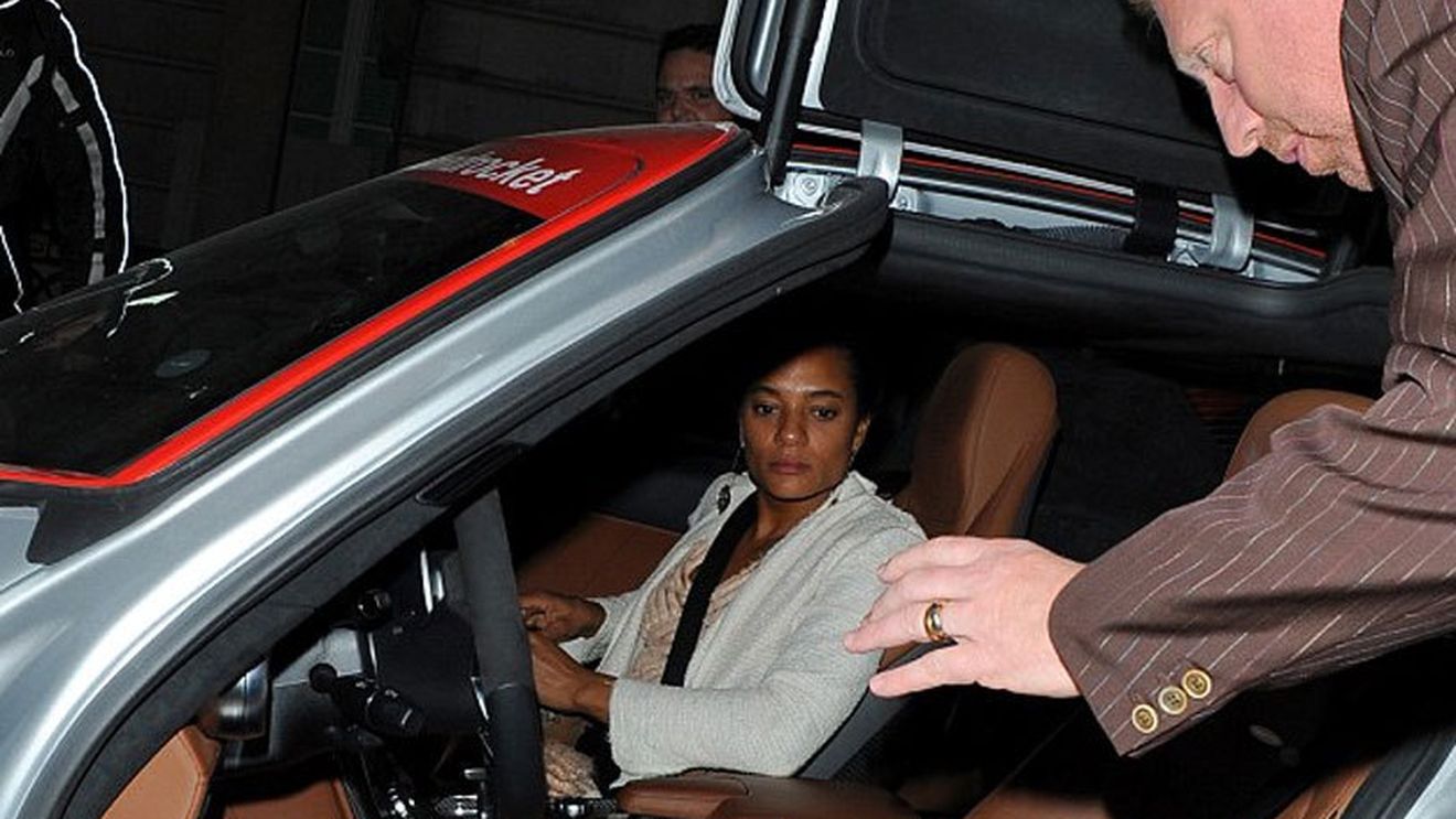 FOTO Boris Becker a impresionat asistența la volanul unei mașini roșii sport