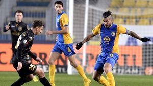 Contra nu a glumit când a anunțat că vrea jucători importanți! Ce transfer încearcă Dinamo, după ce l-a ratat "la mustață" pe Bokila