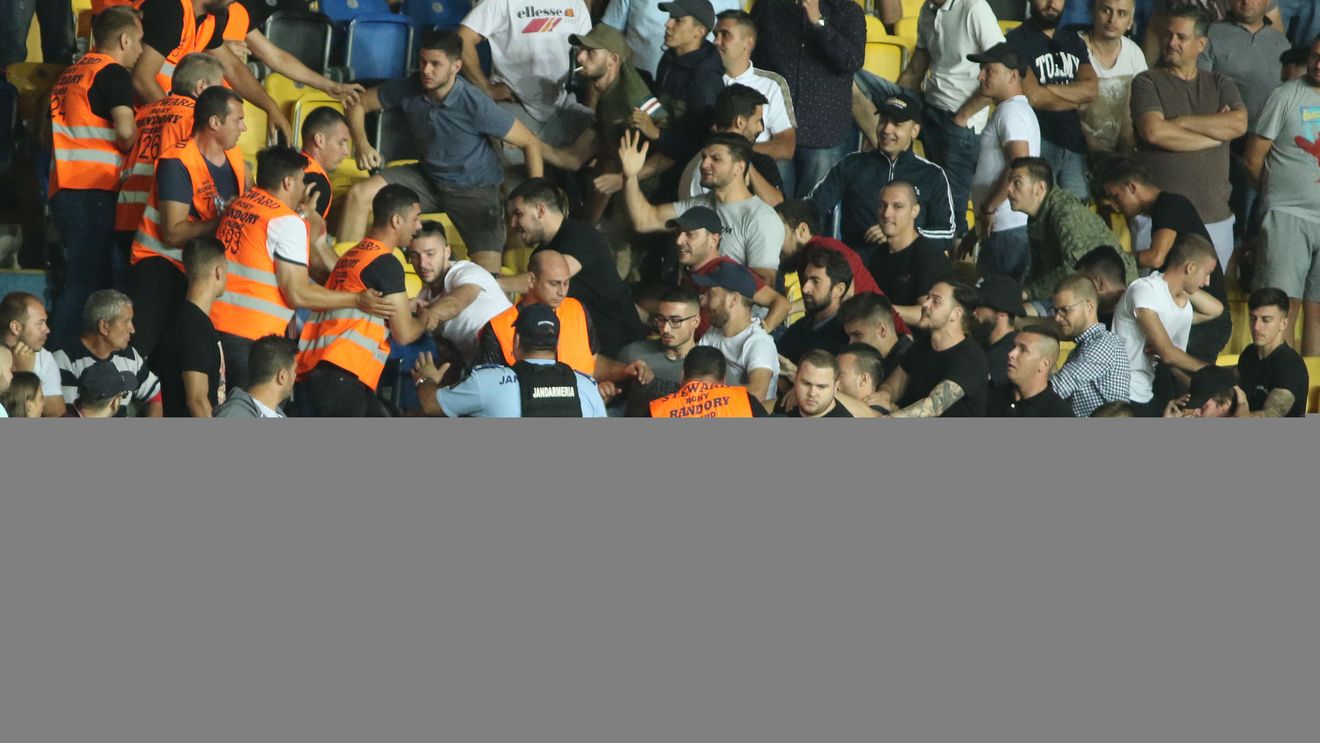O nouă deplasare, un nou scandal. Ultrașii lui Dinamo au atacat cu pietre autocarul echipei, după ce au întrerupt și partida cu Chindia. Jucătorii s-au ascuns la Săftica și au cerut intervenția Jandarmeriei