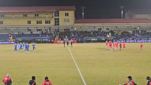 Gest golănesc al unui fan dinamovist în timpul momentului de reculegere în memoria lui Dinu Gheorghe