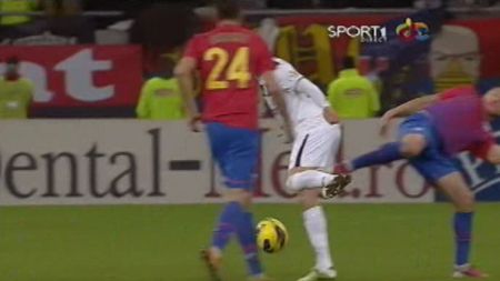 VIDEO: Faza care i-a făcut pe steliști să "explodeze" de nervi.** Tănase l-a lovit pe Bawab și a luat "roșu" direct. Reghe s-a dus țintă la arbitru! A fost corectă eliminarea?