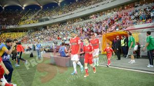 Becali a făcut baie de mulțime la derby și a coborât printre dinamoviști!** FOTO Cum a fost primit de fanii "câinilor"