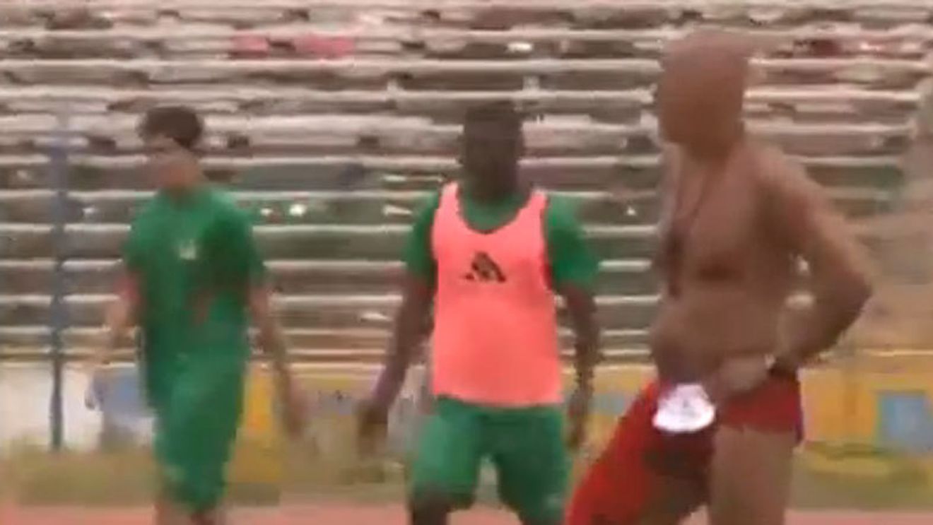 VIDEO: Un antrenor își conduce ședințele de pregătire îmbrăcat sumar: "Jucătorii trebuie să-mi vadă tatuajele. E cheia pentru o treabă bună" 