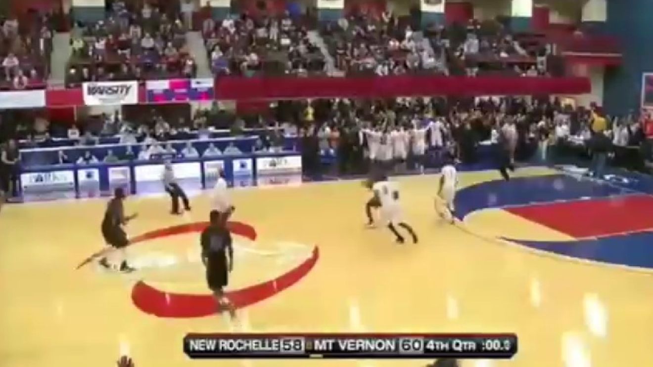 VIDEO  "Cel mai nebun" final din istorie al unui meci de baschet! Un licean a marcat după o acțiune incredibilă în ultima secundă!