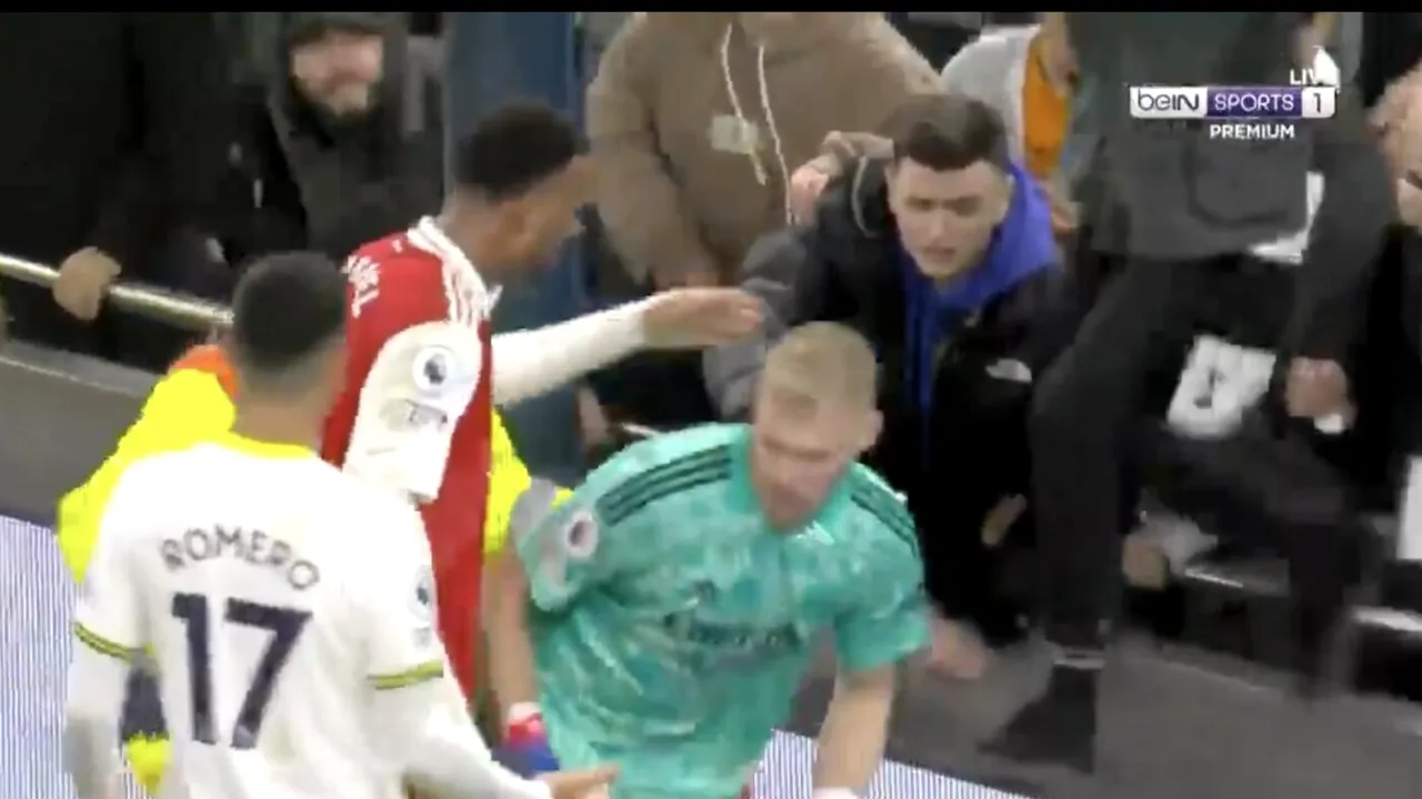 Incidente în derby-ul Londrei de Nord! Un suporter al lui Tottenham l-a lovit cu piciorul în spate pe portarul lui Arsenal