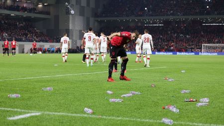 Incidente grave la Albania - Polonia! Arbitrul a trimis echipele la vestiare. Meciul a fost întrerupt după ce ultrașii i-au atacat pe jucători