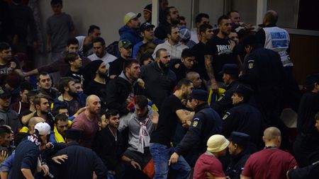 VIDEO | Spirite încinse într-un nou derby! Petre Marin, Aliuță și Miu, față în față cu fanii rapidiști care-i înjurau. Cum s-au terminat scenele tensionate