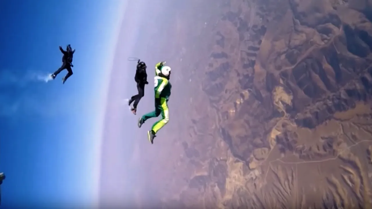 VIDEO | Curaj nebun. Un bărbat a sărit din avion fără parașută în încercarea de a ateriza pe o plasă de 900 de metri pătrați

