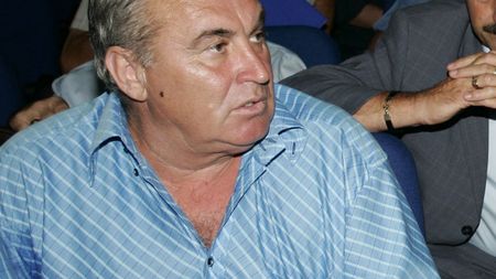 Cârstea ținut în viață doar de aparate!