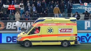 Panică generală pe „Ion Oblemenco” în startul meciului Universitatea Craiova - FCSB! A fost nevoie de intrarea ambulanței pe gazon