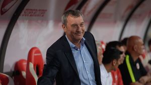 Rednic a "înțepat" pe toată lumea din fotbalul românesc și a trecut la politică: "Domnul Pandele nu vorbește cu doamna Firea?" :)