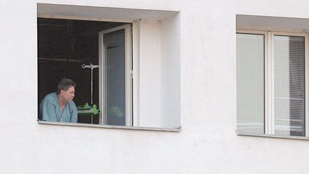 Ochii de la etajul 6!** Cornel Dinu i-a urmărit pe "câini" din balconul de la Urgență, iar azi va vedea meciul tot acolo