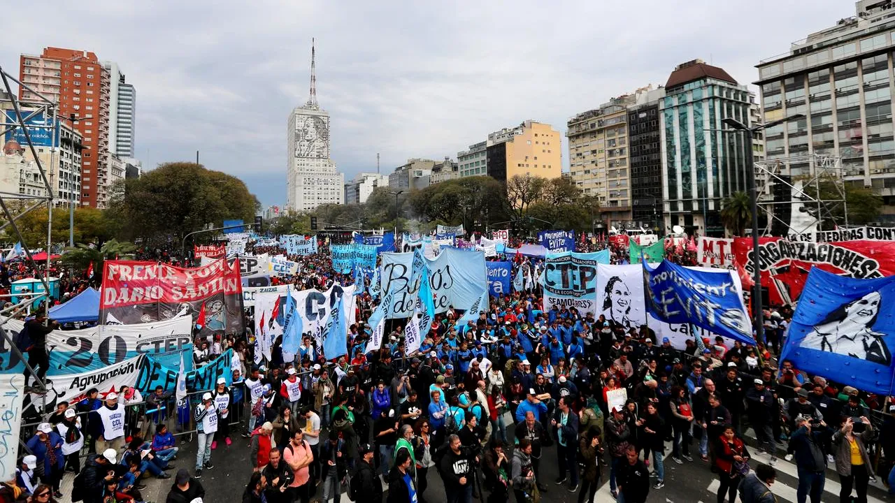 Argentina este în haos: manifestații de stradă împotriva măsurilor sanitare impuse de autorități! Oamenii au protestat, totuși, având măști de protecție | VIDEO