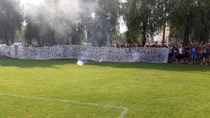 "Câștigați Cupa, fiți ai Craiovei eroi / Vulcanul alb-albastru va fi cu voi!". Jucătorii Craiovei au avut oaspeți la ultimul antrenament înainte de finala Cupei României | FOTO