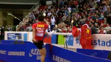 A rămas fără toți banii câștigați după ce a făcut asta. VIDEO - După o finală tensionată, campionul olimpic de la Londra a "explodat" în arenă