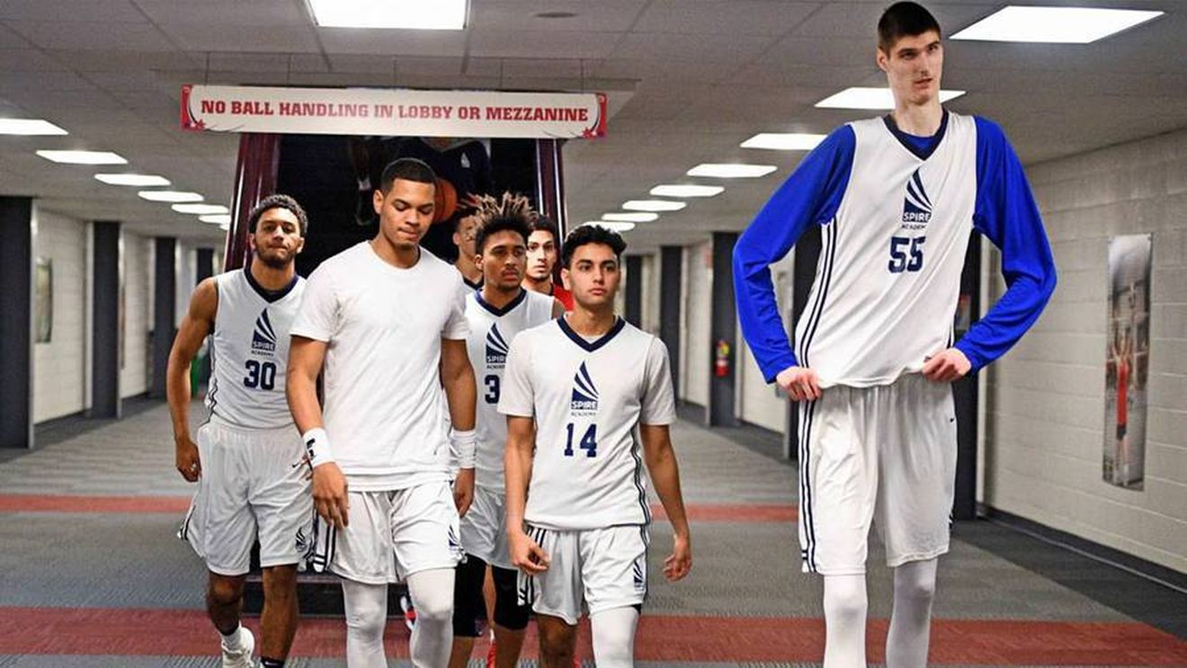 "Are palmele de mărimea unui iPad!". Recordul lui Ghiță Mureșan, amenințat de un mic gigant care a lăsat România pentru SUA. Nu încape în metrou, poartă haine XXXXXL și și-a prelungit patul cu două valize 