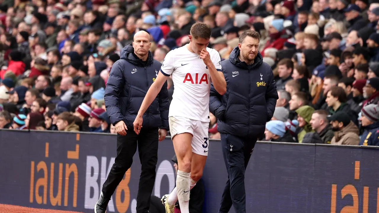 Ce se întâmplă cu rivalul lui Radu Drăgușin pe post, după ce a ieșit accidentat în meciul Aston Villa - Tottenham! Problema îl poate scoate din circuit o perioadă: „Problemele musculare se rezolvă mai greu”