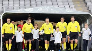 S-a renunțat la sistemul cu 6 arbitri. Cluburile au refuzat să mai achite sumele pentru cei doi adiționali