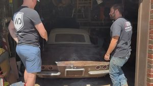 O mașină parcată într-un garaj timp de 53 de ani a fost scoasă și spălată. Cum arată, de fapt, automobilul